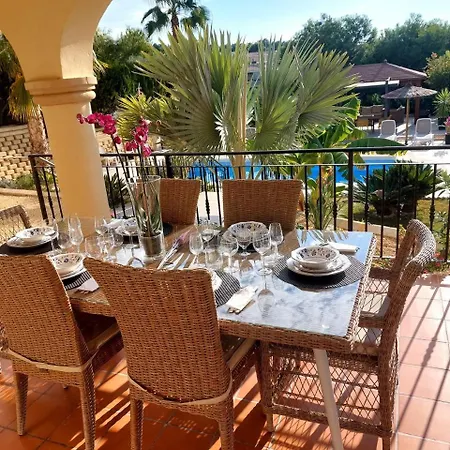 Luxury With Pool & Garden 무트자멜