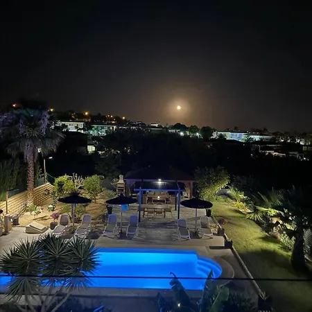 Luxury With Pool & Garden 빌라 무트자멜